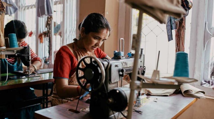 What is a clothing manufacturing company, what is a clothing manufacturer
