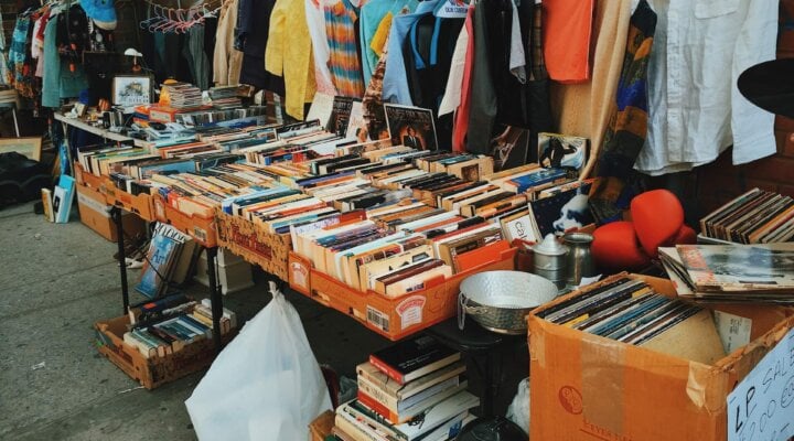 What is a clothing vendor? Which are the best clothing vendors in India for my clothing line production?