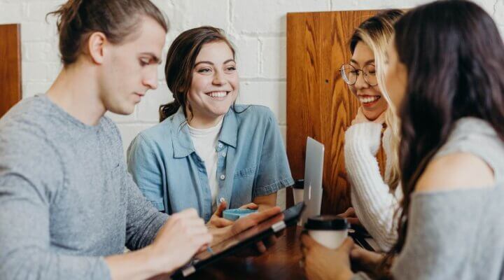 How a clothing merchandiser can communicate with clothing buyer to solve a quality problem? 5 How a clothing merchandiser can communicate with clothing buyer to solve a quality problem? merchandiser communication with buyer
