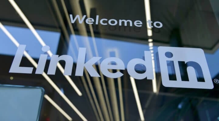 How clothing manufacturers can use Linkedin to boost their online presence? | 15 Step guide for clothing manufacturers on using Linkedin.