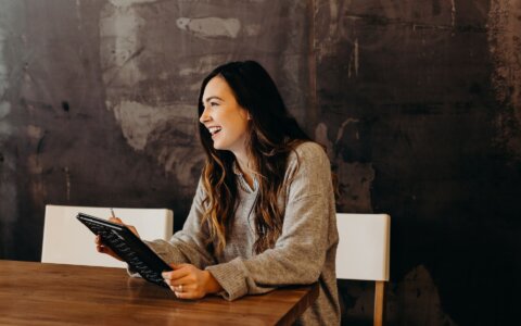 How to start a clothing brand and identify the right clothing brands manufacturers? With an example of a successful entrepreneur. - Synerg