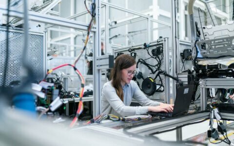 10 pros and cons of choosing a domestic local clothing manufacturers over an global overseas offshore clothing factory manufacturers - Synerg