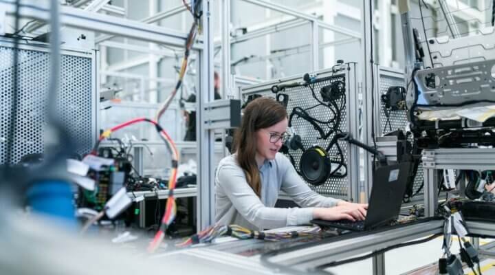 10 pros and cons of choosing a domestic local clothing manufacturers over an global overseas offshore clothing factory manufacturers - Synerg
