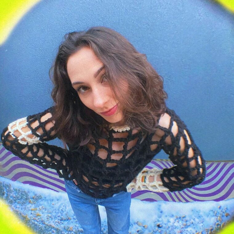 12 differences between women's crochet top vs embroidered top - How women's fashion clothing top t shirt manufacturers differentiates them?