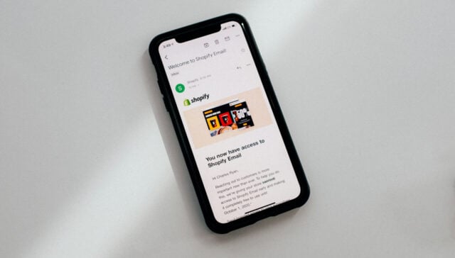 Here is a list of the top 10 clothing manufacturers that are well-regarded in apparel industry, offering services ideal for Shopify brands.