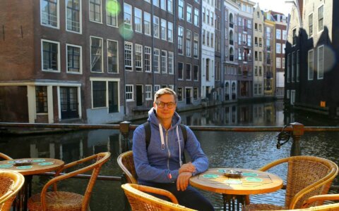 Een Nederlandse inkoper zit aan een meer in Amsterdam en overweegt een samenwerking met kledingfabrikanten in India, waaronder T-shirt fabrikanten, hoodie fabrikanten, sweatshirt fabrikanten, en kinderkleding fabrikanten. Deze reflectie symboliseert het groeiende vertrouwen van Europese merken in groothandel kleding India, van streetwear fabrikanten tot fabrikanten dameskleding, herenkleding en plussize kleding fabrikanten India. Groothandel Indiase kleding wordt steeds populairder voor modemerken die op zoek zijn naar betaalbare, betrouwbare productiepartners.