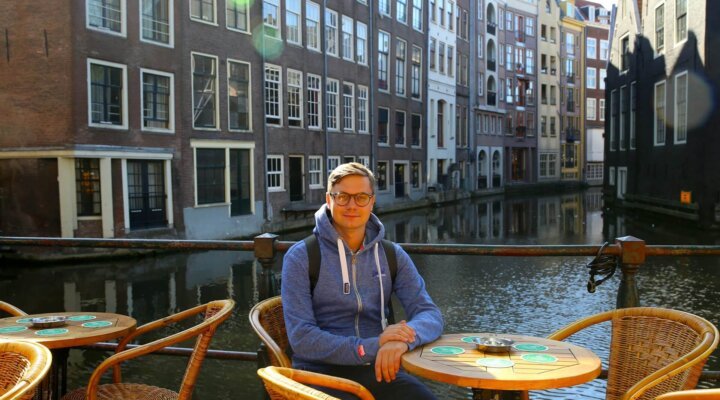 Een Nederlandse inkoper zit aan een meer in Amsterdam en overweegt een samenwerking met kledingfabrikanten in India, waaronder T-shirt fabrikanten, hoodie fabrikanten, sweatshirt fabrikanten, en kinderkleding fabrikanten. Deze reflectie symboliseert het groeiende vertrouwen van Europese merken in groothandel kleding India, van streetwear fabrikanten tot fabrikanten dameskleding, herenkleding en plussize kleding fabrikanten India. Groothandel Indiase kleding wordt steeds populairder voor modemerken die op zoek zijn naar betaalbare, betrouwbare productiepartners.