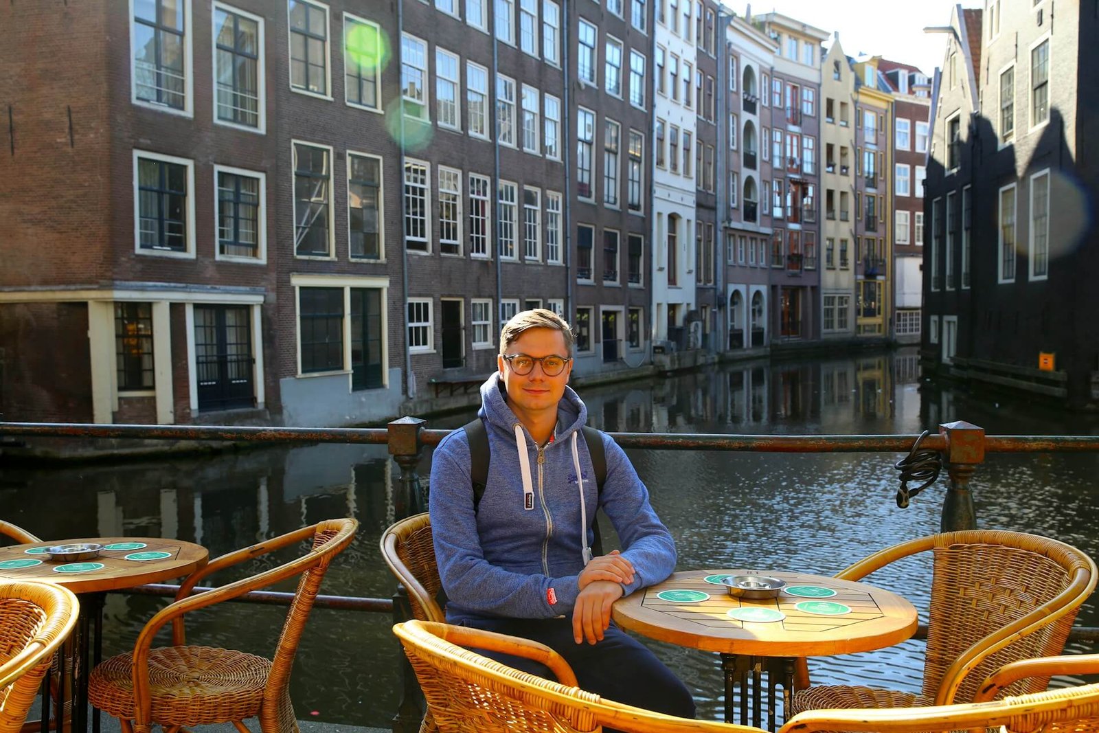 Een Nederlandse inkoper zit aan een meer in Amsterdam en overweegt een samenwerking met kledingfabrikanten in India, waaronder T-shirt fabrikanten, hoodie fabrikanten, sweatshirt fabrikanten, en kinderkleding fabrikanten. Deze reflectie symboliseert het groeiende vertrouwen van Europese merken in groothandel kleding India, van streetwear fabrikanten tot fabrikanten dameskleding, herenkleding en plussize kleding fabrikanten India. Groothandel Indiase kleding wordt steeds populairder voor modemerken die op zoek zijn naar betaalbare, betrouwbare productiepartners.