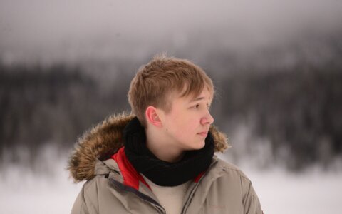Svensk pojke som tittar åt sidan i snön med hoodiejacka – exempel på plagg från hoodie-tillverkare i Indien, klädtillverkare i Indien, t-shirt-tillverkare i Indien, damkläder tillverkare i Indien, barnkläder tillverkare i Indien, sweatshirt-tillverkare i Indien, herrkläder tillverkare i Indien, plus size kläder tillverkare i Indien, streetwear-tillverkare i Indien.