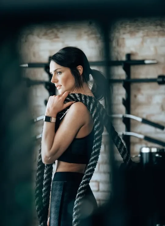 Woman in gym wearing cotton gym wear made by gym clothing manufacturers in India